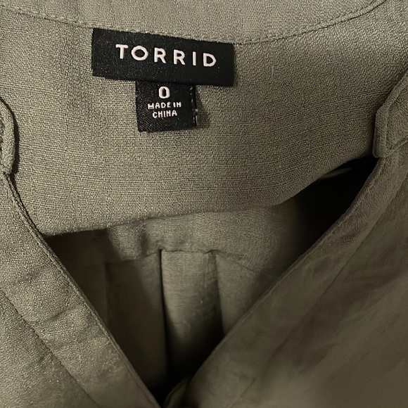 Torrid beautiful green blouse - Picture 2 of 4